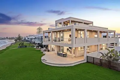Image de Royal Retreat: Luxury Beachfront View
