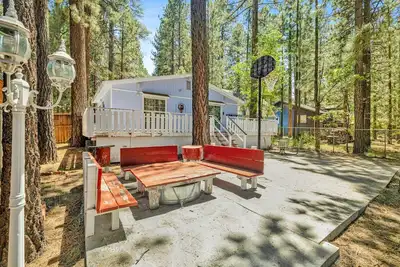 Image de Experience Relaxation at Cozy Summit- Blocks to Ski Lifts!