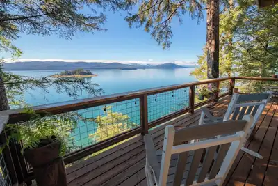 Image de Orcaview Cabin—A wild Alaskan getaway surrounded by wildlife and adventure!