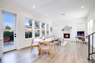 Image de Pasadena Retreat: Modern Home w\/ Lush Backyard