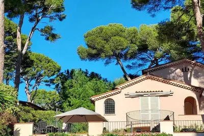 Image de Cap D'Antibes mer, piscine, 2 grand terrasses, nature et pins