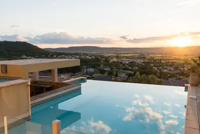 Image de Magnificent Gite with dominant view swimming pool and jacuzzi (L'Olivier)