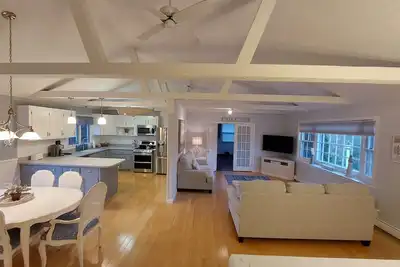 Image de Comfy Bright Home with WiFi, Cable & Kitchen, near Shopping, Restaurants & Beaches