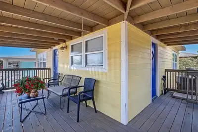 Image de Pelican: Easy access, spacious beach cottage steps to ocean with large private yard