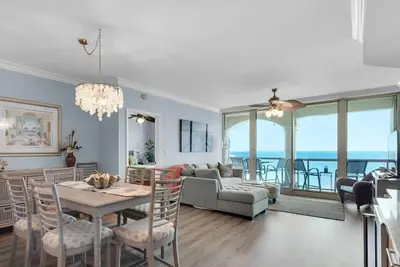 Image de Renovated beach-front condo with beautiful sunset views