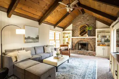 Image de Secluded, updated 4br, kid friendly, 5 min from restaurants