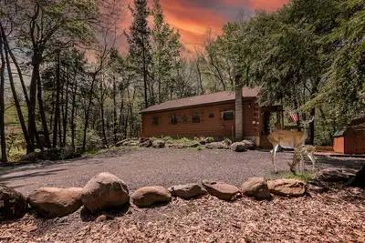 Image de Creekfront Poconos Cabin – Hot Tub, Fire Pit, Romantic Escape