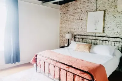 Image de Newly renovated apartment in historic downtown Manchester