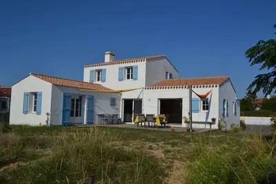 Image de Charmante maison de vacances récente, chaleureuse, 10 min de la plage