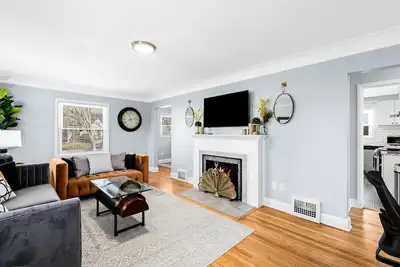 Image de West Ann Arbor Whole Home 4 Bed, 3 Full Bath - Sleeps 12!