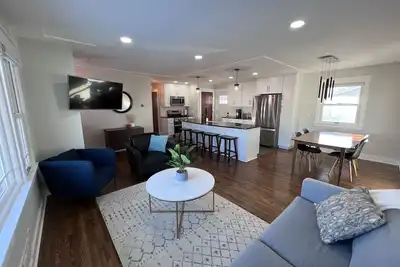 Image de Highland Park stunner! Centrally located, Renovated with modern updates.