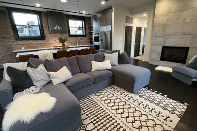 Image de Premier penthouse w Private Rooftop near Memorial Stadium & Pinnacle Arena!