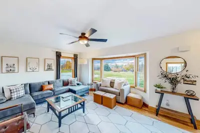 Image de Gorgeous house w/hot tub, mountain views, 12 mins to Okemo, game room, sleeps 12