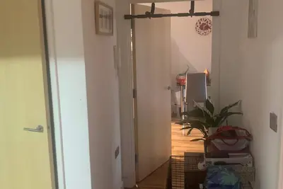 Image de Modern Two Bed flat near to Heathrow and direct train link to Waterloo Station. .