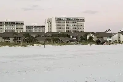 Image de Modern beach front water views 2 bedrooms condo