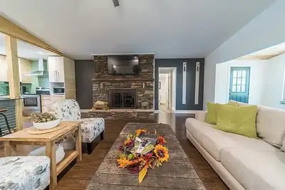 Image de Hike & Bike Bleu- Pet friendly, 2br 2. 5 Bath house