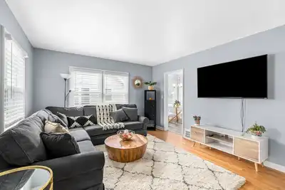 Image de Playful and Serene-2 Bedroom home- Walk to the stadium!
