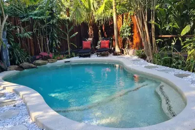 Image de Tropical 2 bedroom home with private pool