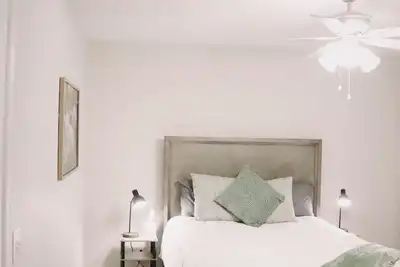 Image de New! 3 bd/ 2 bath Townhome - Ping Pong Table