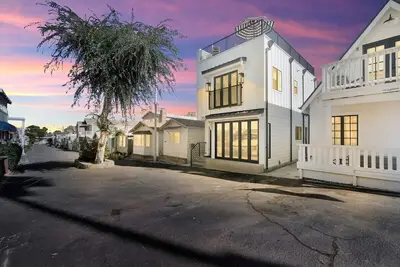 Image de Remodeled Rooftop Deck Home | Casino & Ocean Views