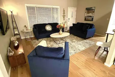 Image de Cozy home located next to everything you need ✈️🛍🛣🍽
