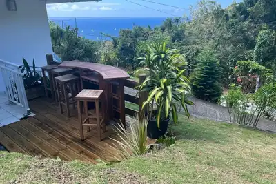 Image de Bas de villa avec vue sur mer et montagne