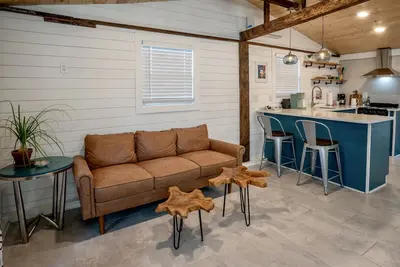 Image de The Bunkhouse “ 5 minutes to I-75” Unique Loft across Brewery & Wedding Venues.