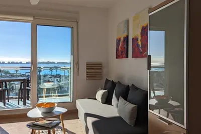Image de Inspiring Beach View for Vacationing, Relaxing or Remote Working