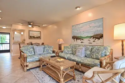 Image de Short 5 min walk to Siesta Beach, In-unit washer/dryer, Carport, Lagoon View.