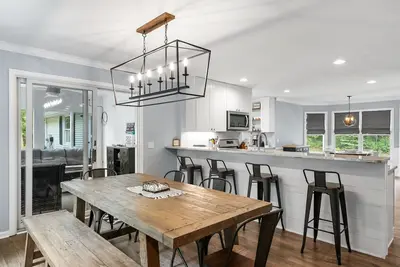 Image de Gorgeous remodeled home in Harbor Springs with Hot tub
