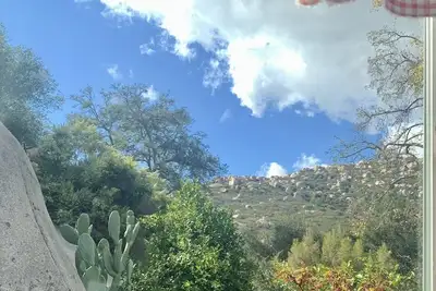 Image de Romantic & cozy cottage w/fireplace; close to hiking trails & 30min to San Diego