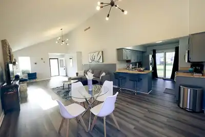 Image de Spacious 3br|King Bed |Airport |Deck*Grill*Firepit