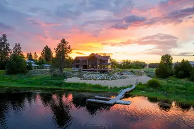 Image de New Lakeside 6 Bedroom Cabin w\/ Private Boat Dock