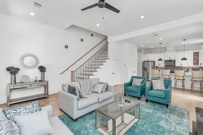 Image de 🧘🏽‍♀️Tranquil Downtown Escape | w\/ Backyard🍃