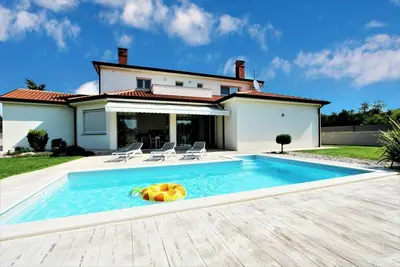 Image de Luxurious villa with pool, very, sleeps 6, garden, on the edge of the forest
