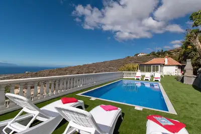 Image de Villa Las Vistas. Fantastic 7 Bedroom Villa. Private Pool. Spacious Terrace.