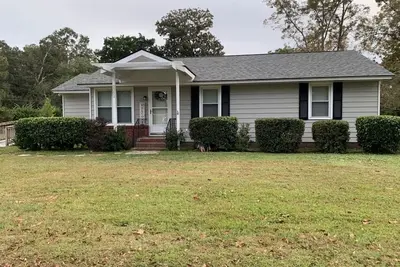 Image de Charming house with a large fenced lot in a central location