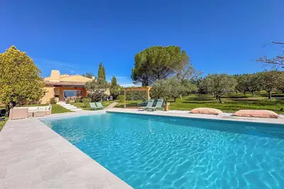 Image de Detached 200m2, 5 bedroom Mas, heated pool 15 x 5m, air con, 5000m2 gardens