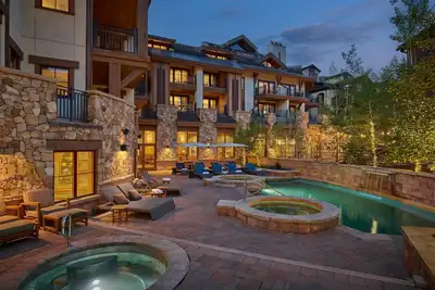 Image de Sharply Appointed Plaza Room with Custom Artwork - Steps to Pool, Dining & Spa