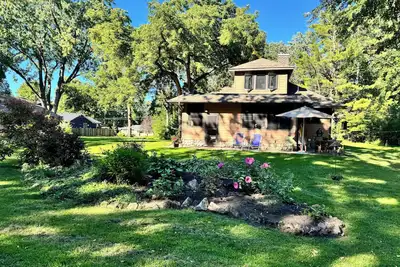 Image de Cozy bungalow in beautiful White Bear Lake.