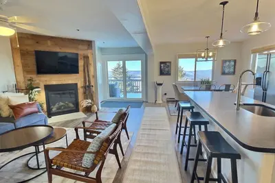 Image de Newly Renovated 3br/2ba Condo: Great Location with Stunning Mountain Views!
