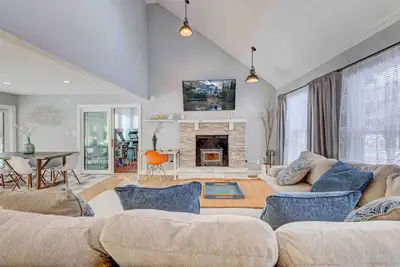 Image de Modern Home in ❤️ Poconos Camelback Lake 🎣 🏊♂️ 🎱