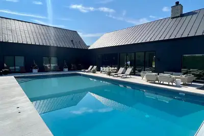 Image de Fab Modern Barn w/heated pool, views & 21+ acres - close to Uva & Vineyards!