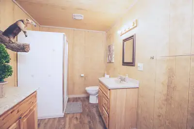 Image de Family / Group sized area 4000 sq ' with large entertaining room with fireplace!