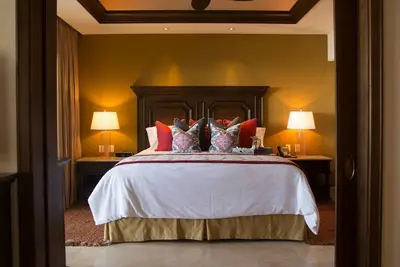 Image de Elegant ocean front suites overlooking the Pacific Ocean.