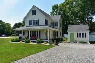 Image de Farmhouse style home, sleeping 8, with wrap around porch and large yard.