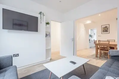 Image de Refurbished, High Spec Central Family Home