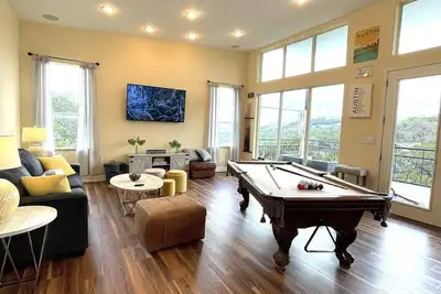 Image de Fun Condo w hot tub, pool table and Views!