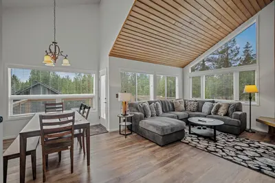 Image de North Sunriver Retreat with Access to Exclusive Golf