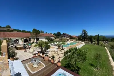 Image de Villa d'exception avec vue imprenable, au cœur des pierres dorées!